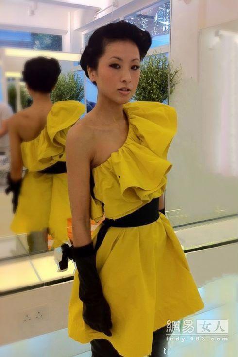 潮妈爆料被扒衣服视频,被扒衣服视频引发热议，真相究竟如何？